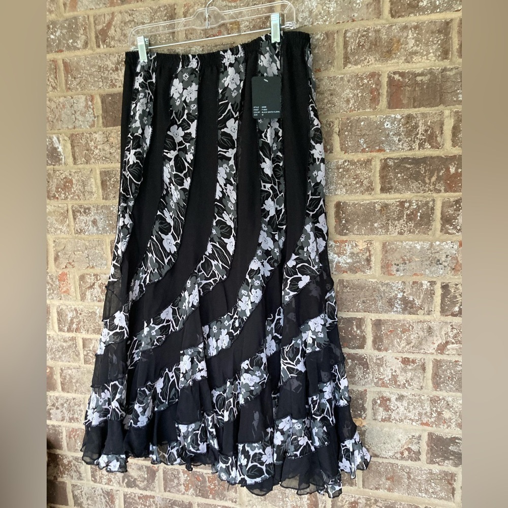 Black & White Floral Maxi Skirt Sz M Whimsy Gothic Flowy Gypsy Fairy NWT - Picture 3 of 13